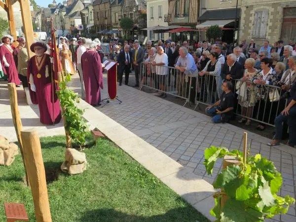 Pour marquer les 50 ans de la Commanderie des Grands Vins d'Amboise.